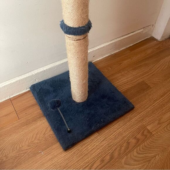 Amazon Basics 34“ Navy & Beige Tall Cat Scratching Post - Picture 11 of 15